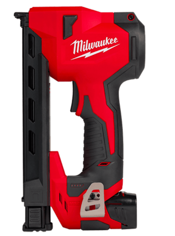 Kit de engrapadora con cargador y batería M12 Milwaukee