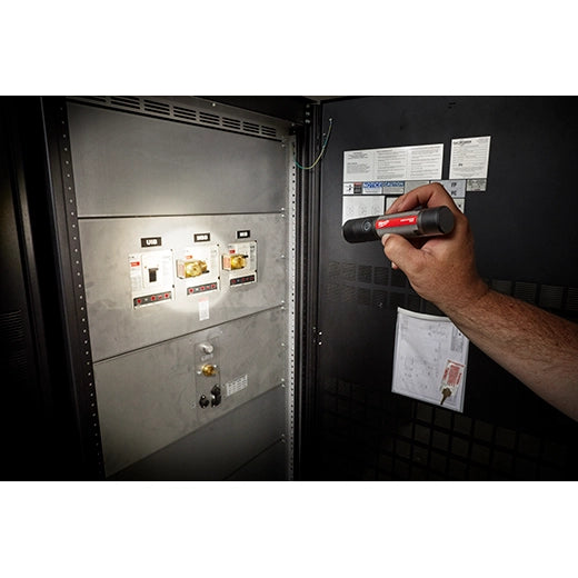 LINTERNA RECARGABLE COMPACTA 800 LUMEN REDLITHIUM (2160-21) MILWAUKEE