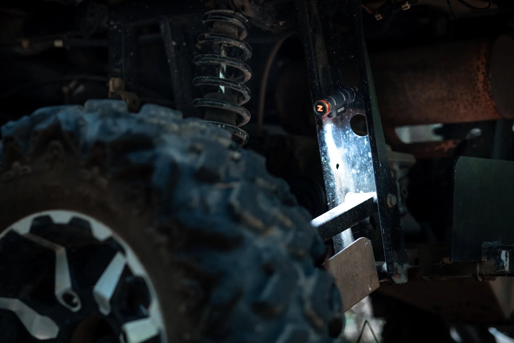 Linterna transend 1500l haz 129mt recarga usb (hlp-1001-g) - NEBO