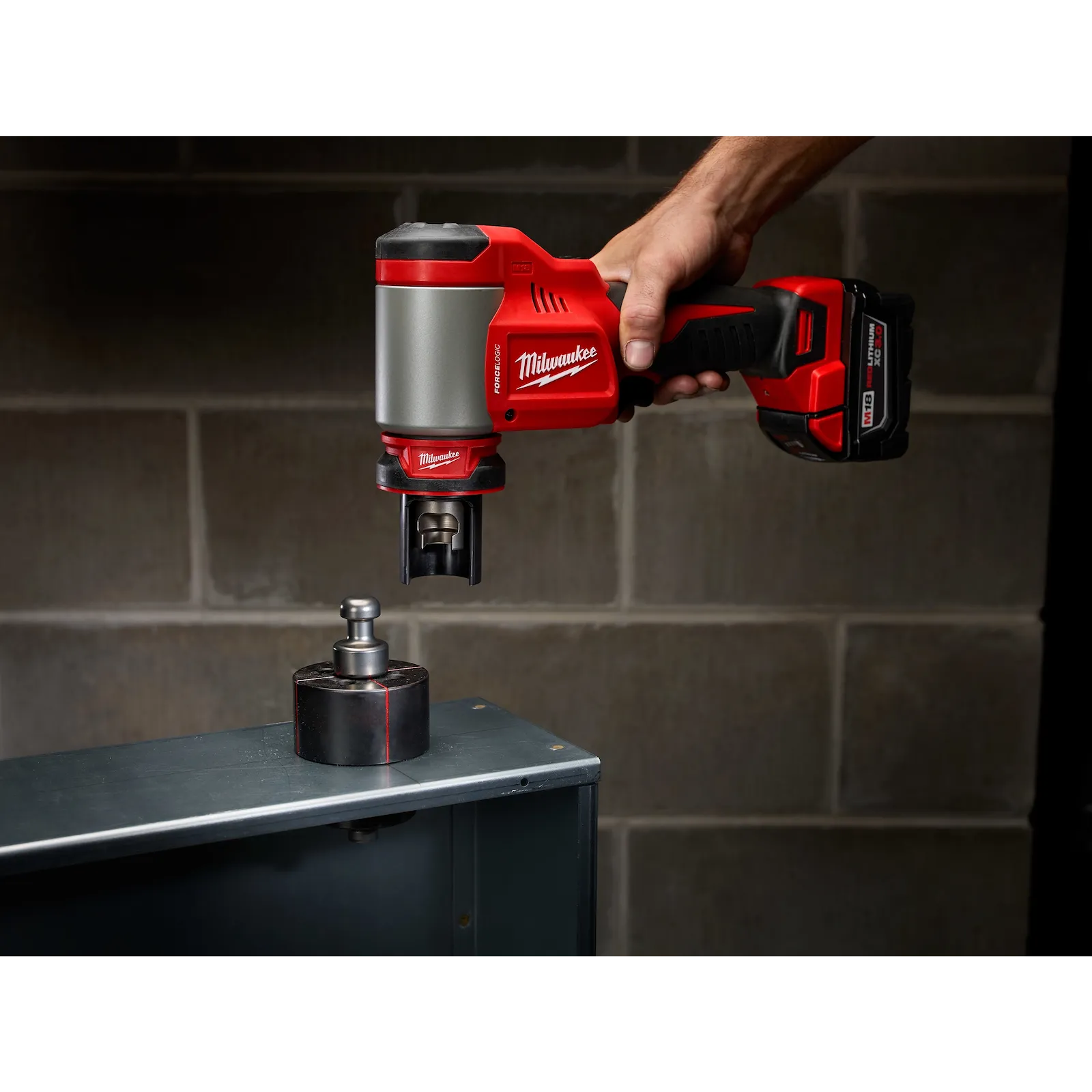 KNOCKOUT BATERIA DE 1/2-4 10TN FORCE LOGIC M18 (2676-23) MILWAUKEE